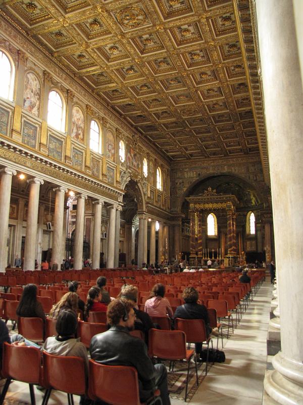santa maria maggiore_interieur.jpg - Interieur van de Santa Maria Maggiore. Het goud dat verwerkt zit in het cassetteplafond zou het eerste goud zijn dat Columbus meenam uit Amerika.